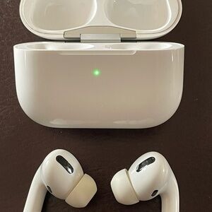 Apple White Wireless Earbuds with Charging Case
